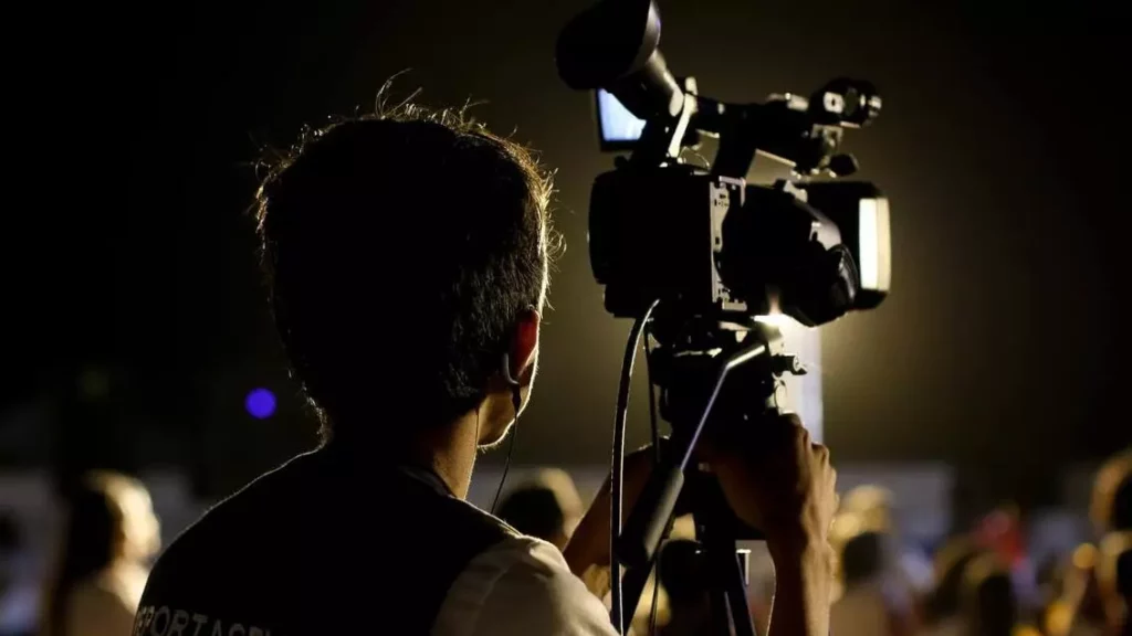 operator kamery nagrywa ujęcie